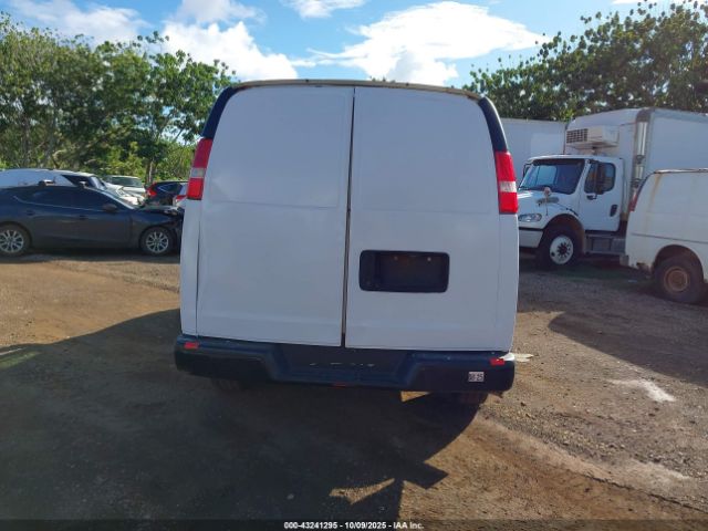 Chevrolet Express Work Van Image 4