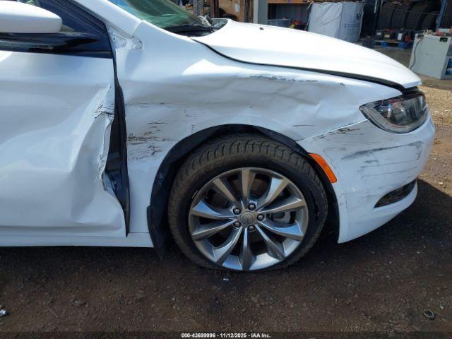 Chrysler 200 S Image 2