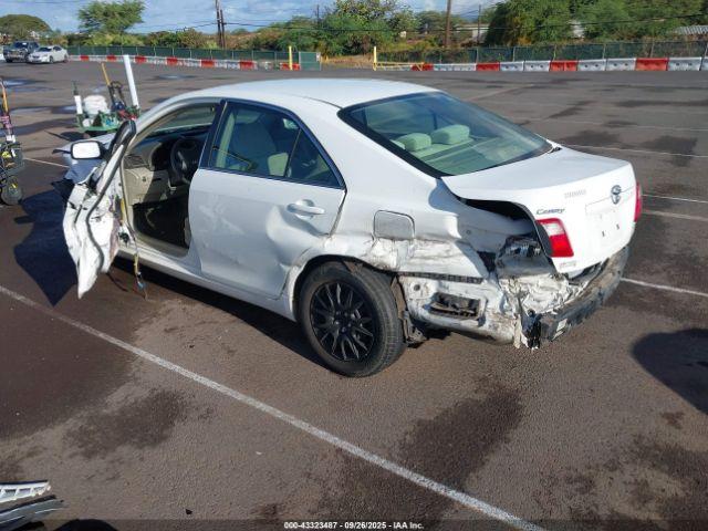 Toyota Camry Le Image 9