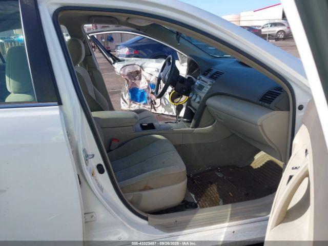 Toyota Camry Le Image 3