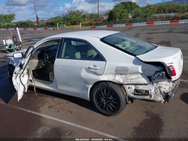 Toyota Camry Le Image 8