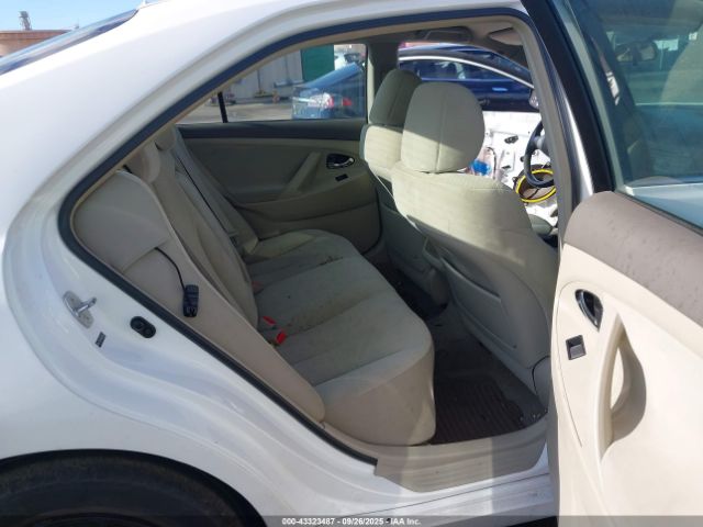 Toyota Camry Le Image 6