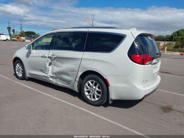 Chrysler Pacifica Touring L Image 7