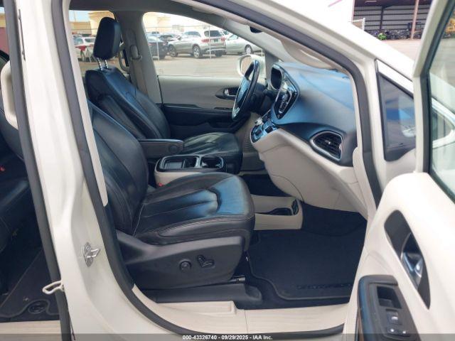 Chrysler Pacifica Touring L Image 8