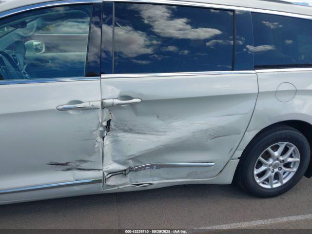 Chrysler Pacifica Touring L Image 6