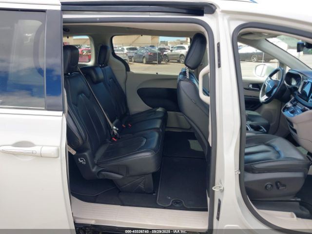 Chrysler Pacifica Touring L Image 4