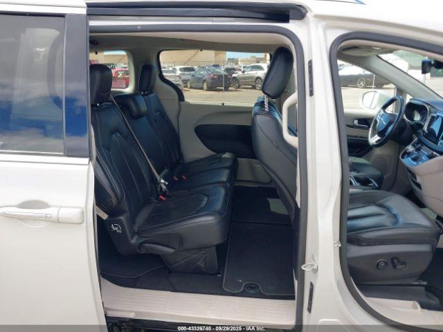 Chrysler Pacifica Touring L Image 4