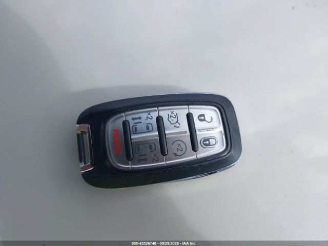 Chrysler Pacifica Touring L Image 3