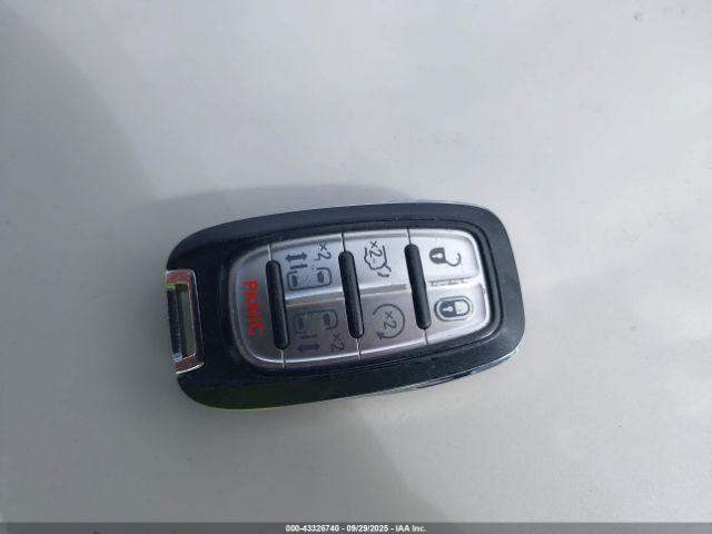 Chrysler Pacifica Touring L Image 3