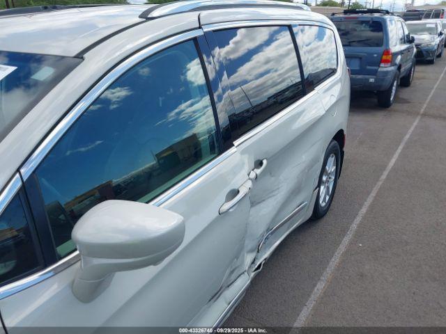 Chrysler Pacifica Touring L Image 18