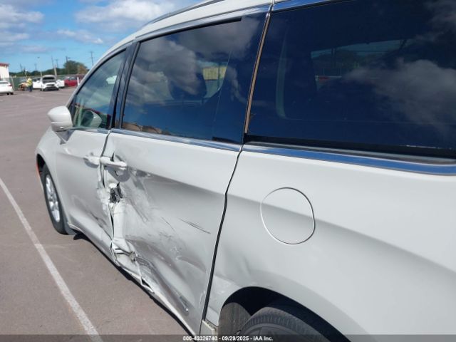 Chrysler Pacifica Touring L Image 14