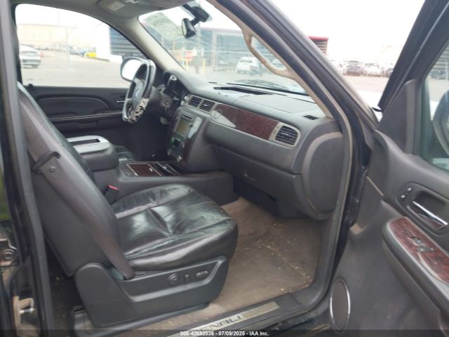 GMC Yukon Denali Image 10