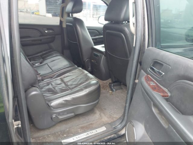 GMC Yukon Denali Image 6