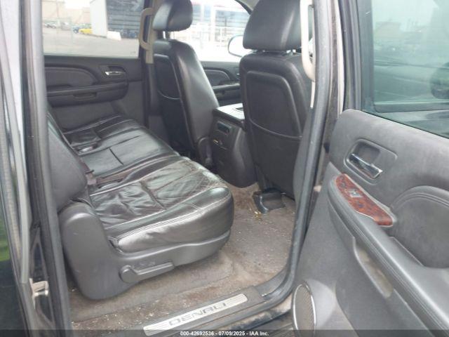 GMC Yukon Denali Image 6