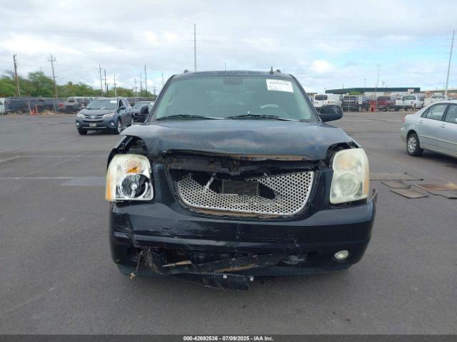 GMC Yukon Denali Image 9