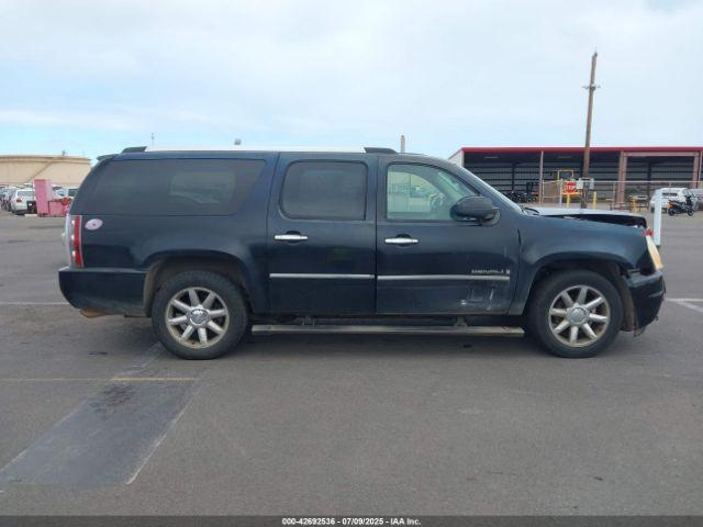 GMC Yukon Denali Image 14