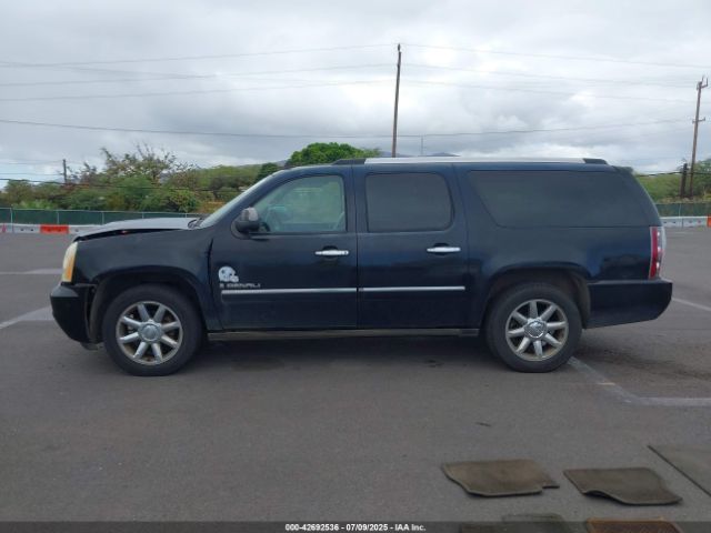 GMC Yukon Denali Image 13
