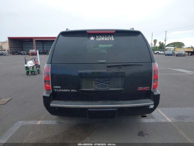 GMC Yukon Denali Image 15