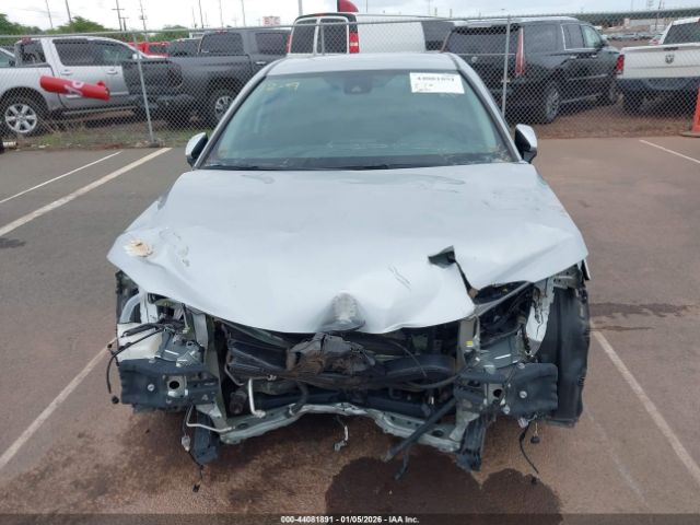 Toyota Camry Le Hybrid Image 12