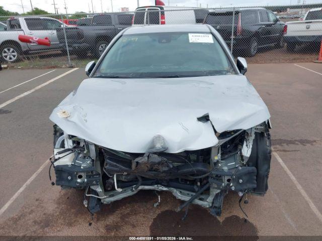 Toyota Camry Le Hybrid Image 12