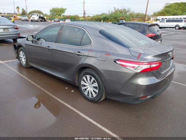 Toyota Camry Le Image 9