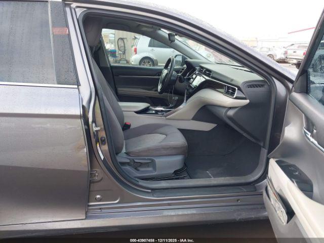 Toyota Camry Le Image 13