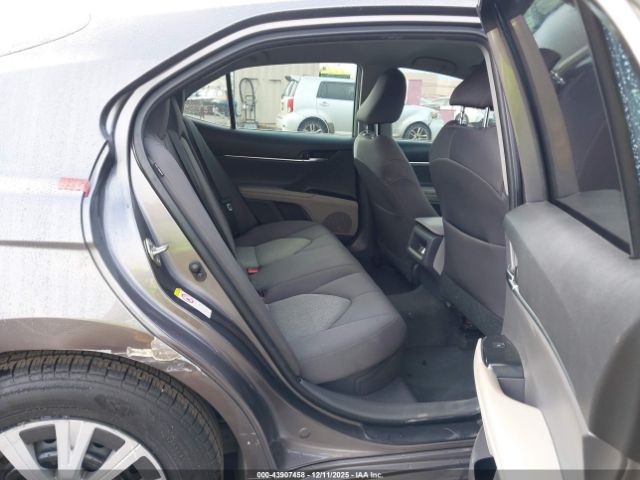 Toyota Camry Le Image 17