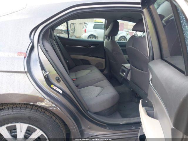 Toyota Camry Le Image 17