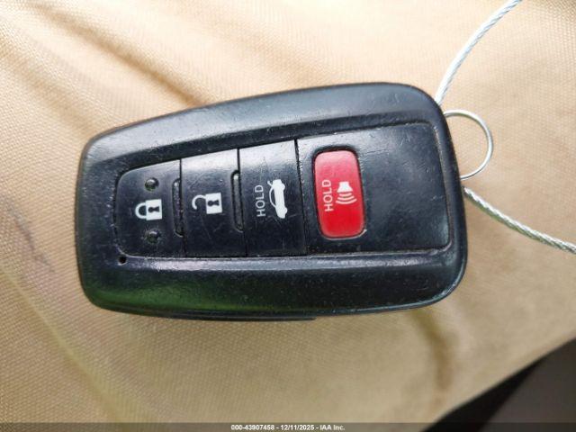 Toyota Camry Le Image 2