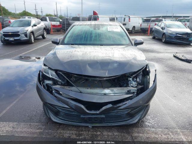 Toyota Camry Le Image 3