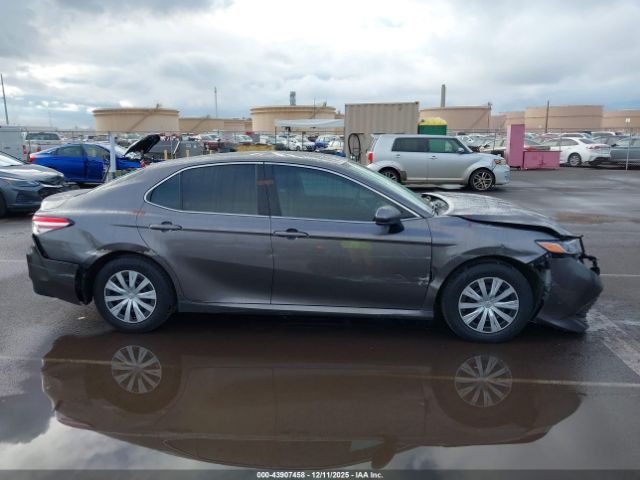 Toyota Camry Le Image 11