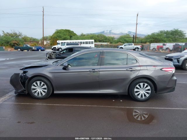 Toyota Camry Le Image 8