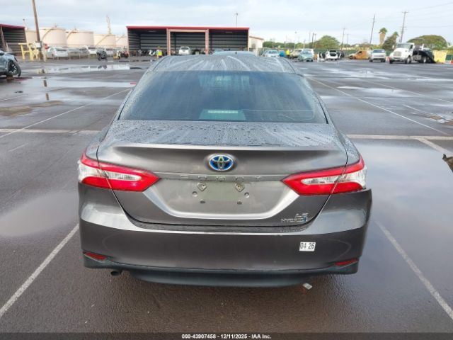 Toyota Camry Le Image 5