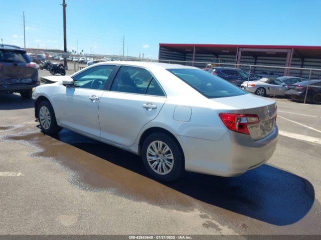 Toyota Camry Le Image 4