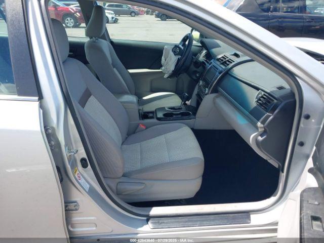 Toyota Camry Le Image 5