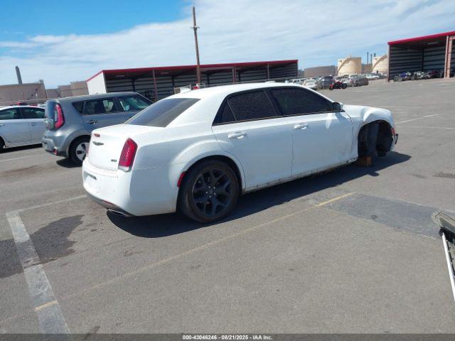 Chrysler 300 Touring L Image 4