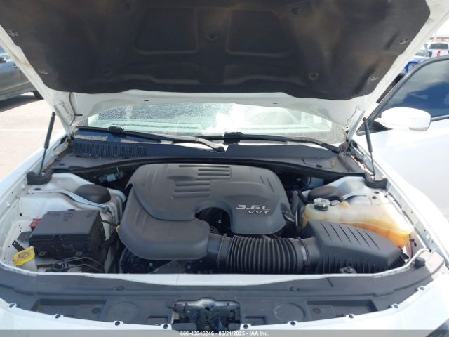 Chrysler 300 Touring L Image 9