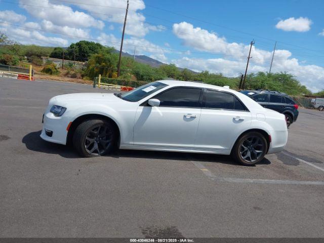 Chrysler 300 Touring L Image 2