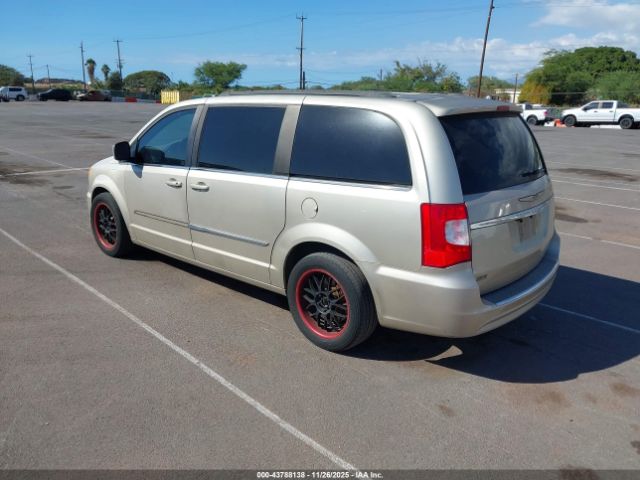 Chrysler Town & Country Touring Image 9