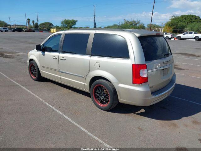 Chrysler Town & Country Touring Image 9