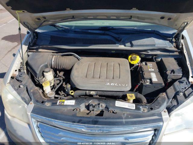 Chrysler Town & Country Touring Image 6