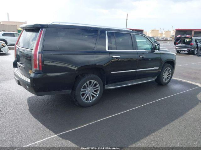 Cadillac Escalade Standard Image 3