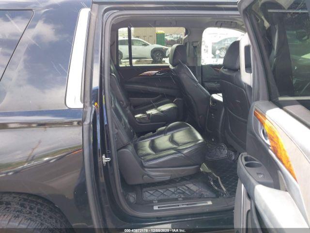 Cadillac Escalade Standard Image 10