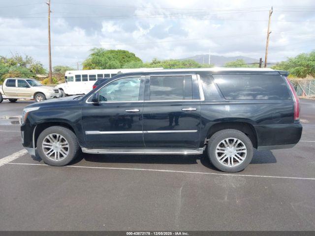Cadillac Escalade Standard Image 11
