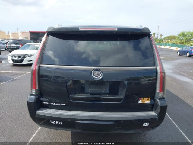 Cadillac Escalade Standard Image 15