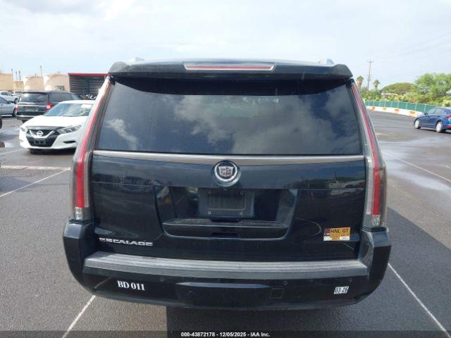 Cadillac Escalade Standard Image 15