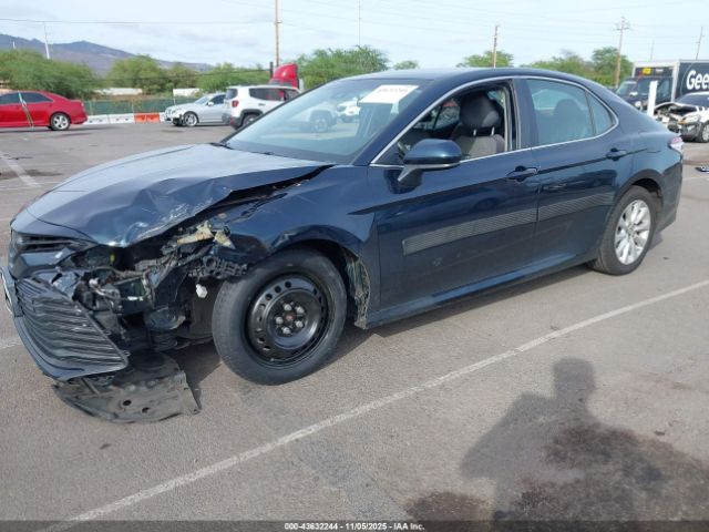 Toyota Camry Le Image 2