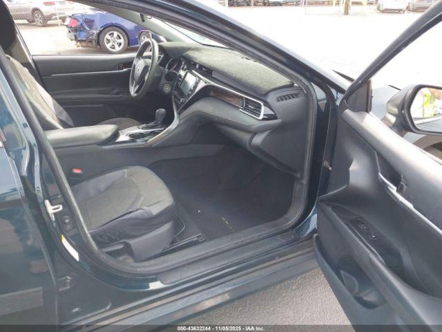 Toyota Camry Le Image 11