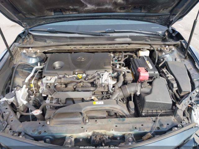 Toyota Camry Le Image 9