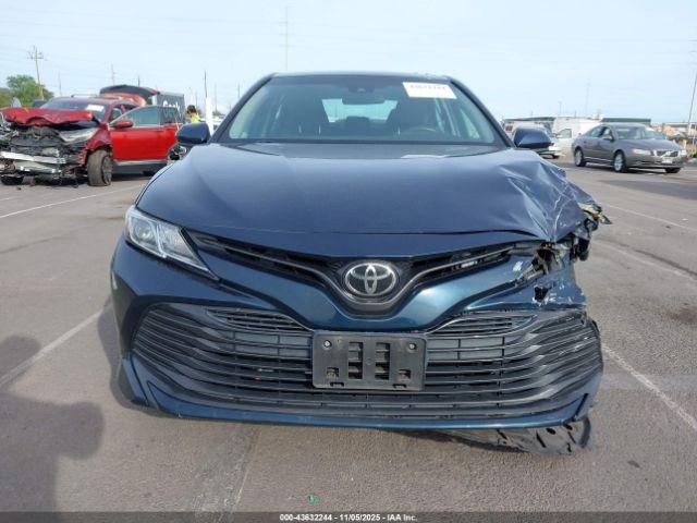 Toyota Camry Le Image 18